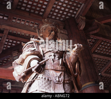 Un Koumokuten gardien céleste plane sur les touristes au temple Todaiji à Nara au Japon Banque D'Images