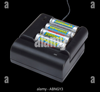 Chargeur de batterie avec quatre piles AA rechargeables sur fond noir Banque D'Images