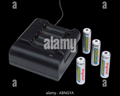 Chargeur de batterie avec quatre piles AA rechargeables sur fond noir Banque D'Images