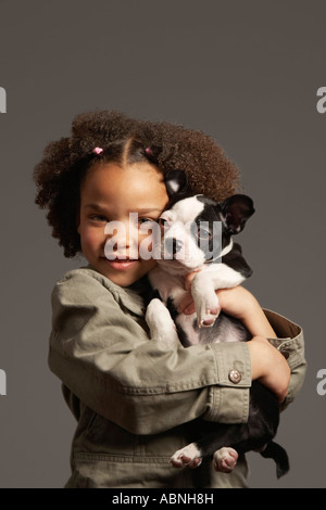 Girl Holding Dog Banque D'Images