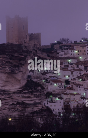 Aube naître sur le château et la ville d'Alcala del Jucar Espagne Banque D'Images