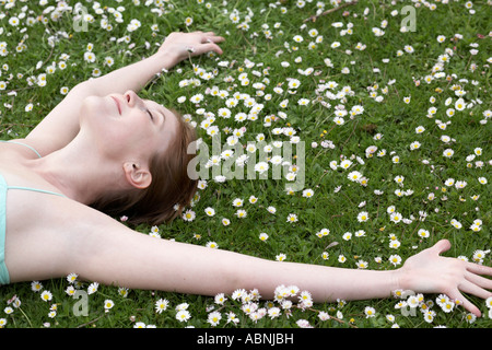 Woman Lying on Grass Banque D'Images