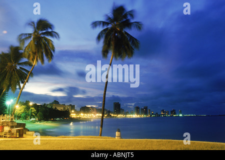 Plage le soir le long de Fortaleza dans l'État de Ceara, Brésil Banque D'Images