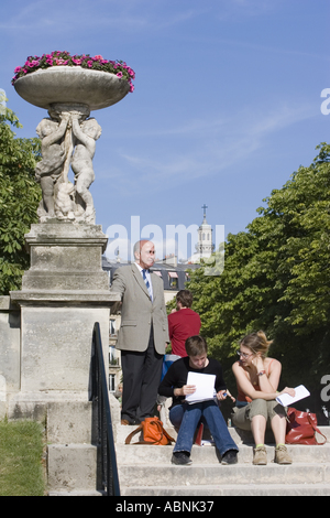 Les élèves étudient des mesures au Jardin du Luxembourg Paris France Banque D'Images