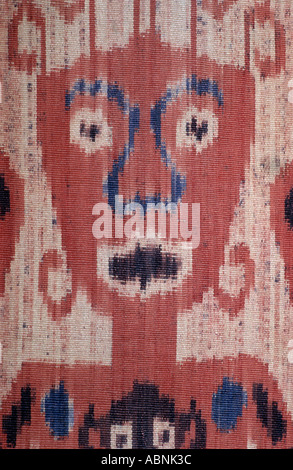 Détail d'un hinggi Sumbanese face à motifs ikat Nusa Tengarra Sumba Indonésie Banque D'Images