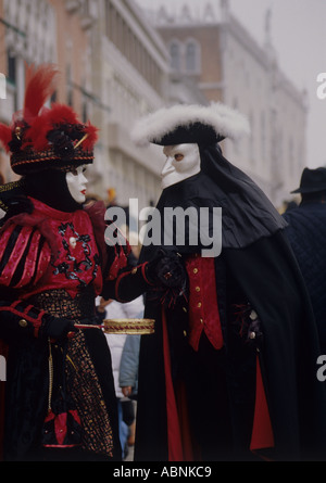 Les caractères masqués, Promenade et posent au Carnaval de Venise, Italie Banque D'Images