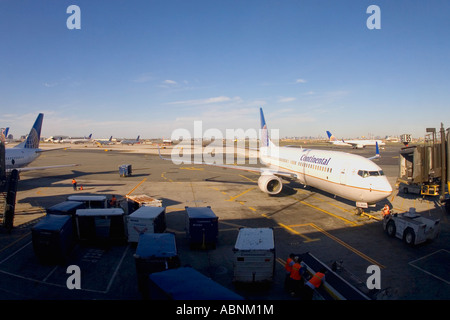 Avion avion Continental Airways jet avion ravitaille à l'Aéroport International Liberty de Newark au New Jersey USA United State Banque D'Images