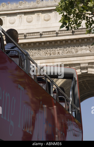 Autobus de tournée sur les Champs Elysées et l'Arc de Triomphe Paris France Banque D'Images