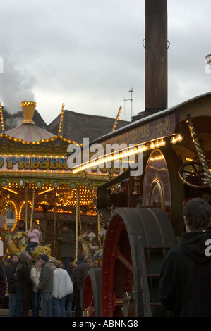 Le moteur de traction showman et chevaux galopant manège à une foire de rue victorien de Noël à Worcester UK Banque D'Images