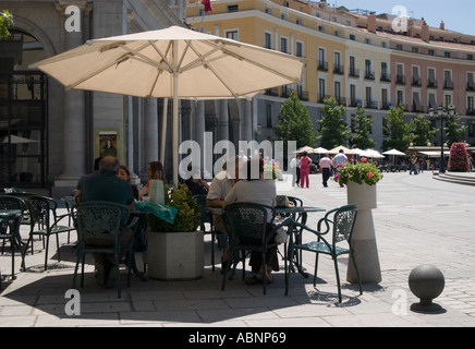 Des terrasses de cafés sur la Plaza Oriente (est). La plaza est situé sur le côté est du Palais Royal, Madrid, Espagne Banque D'Images