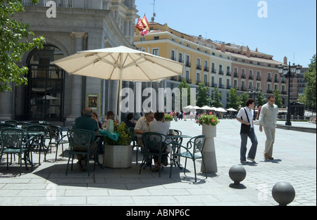 Des terrasses de cafés sur la Plaza Oriente (est). La plaza est situé sur le côté est du Palais Royal, Madrid, Espagne Banque D'Images