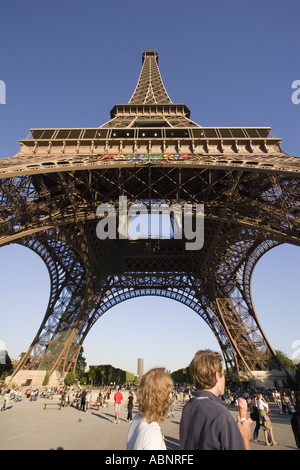 Les touristes sous la Tour Eiffel Paris France Banque D'Images