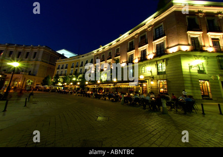 Restaurants au crépuscule, autour de la Plaza de Oriente (est). La plaza est situé sur le côté est du Palais Royal, Madrid, Espagne Banque D'Images