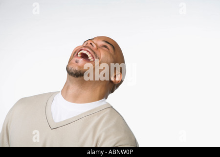 Homme rire avec tête rejetée en arrière Banque D'Images