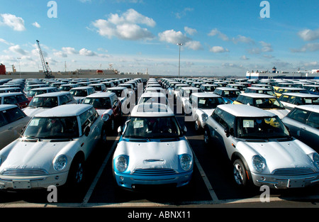 BMW s nouveau bébé le Mini BMW avec Mini Coopers Banque D'Images