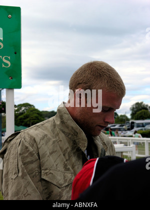 Angleterre Cricketer Andrew Flintoff signer des autographes dans les courses de Cartmel dans Cumbria England Banque D'Images