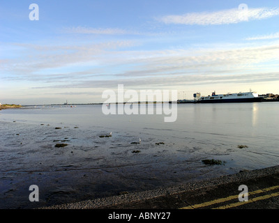 Vue sur le terminal de ferry de Fleetwood ro ro et de l'estuaire de la rivière Wyre slipway à Knott fin on Sea Lancashire Banque D'Images