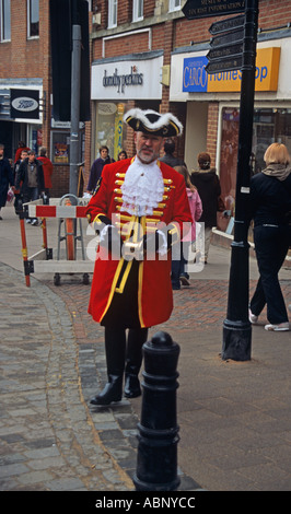 NEWBURY BERKSHIRE England UK Le crieur public Mars promenades le long de la rue Main Northbrook avec Bell Banque D'Images