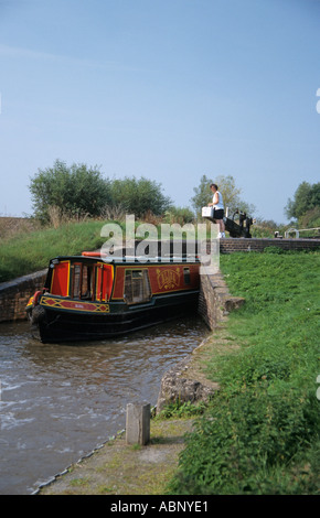 Abbot'S SALFORD Angleterre WARWICKSHIRE UK 15-04 mai sur la ville de Stratford-upon-Avon Canal traversant un pont Banque D'Images