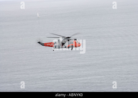 La marine royale de sauvetage hélicoptère Sea King en patrouille sur la côte sud de l'angleterre Banque D'Images