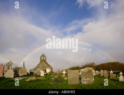 Cimetière cimetière et église d' arc-en-ciel dramatique avec dans la région de Wexford Irlande Banque D'Images