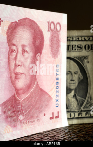 US dollar et 100 Renminbi chinois remarque Banque D'Images