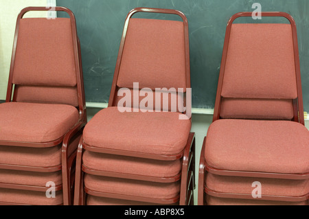 Chaises de bureau empilés Banque D'Images