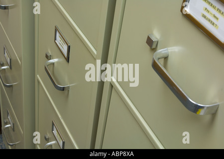 Metal file cabinet in office Banque D'Images