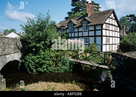 HEREFORDSHIRE EARDISLAND UK Août Pont Millstream et cottages dans ce joli village sur les rives de la rivière Arrow Banque D'Images