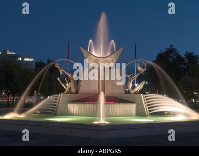 Fontaine d'eau au crépuscule, Victoria Square, Adelaide, Australie du Sud, Banque D'Images