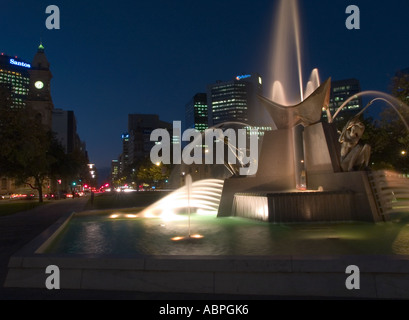 Fontaine d'eau au crépuscule, Victoria Square, Adelaide, Australie du Sud, Banque D'Images