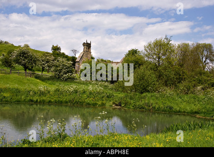 L'église et de Mill Pond village médiéval déserté Juul Filliaertweg 25 Yorkshire UK Banque D'Images