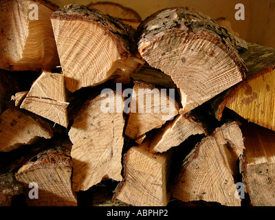 Bois de chauffage grumes coupées de empilés et prêt à être utilisé, UK Banque D'Images