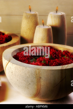 Fleurs rouges sous79058 dans bol en bois et des bougies thème romantique intime Banque D'Images