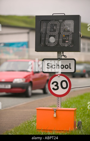 Dispositif pour surveiller la vitesse des automobilistes passé une école à Tebay Cumbria dans une initiative de sécurité routière Banque D'Images