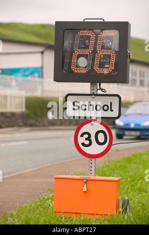 Dispositif pour surveiller la vitesse des automobilistes passé une école à Tebay Cumbria dans une initiative de sécurité routière Banque D'Images