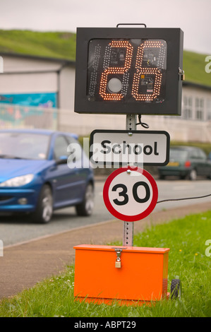 Dispositif pour surveiller la vitesse des automobilistes passé une école à Tebay Cumbria dans une initiative de sécurité routière Banque D'Images