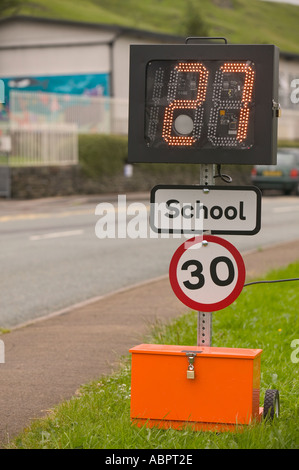 Dispositif pour surveiller la vitesse des automobilistes passé une école à Tebay Cumbria dans une initiative de sécurité routière Banque D'Images