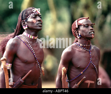 KE - KENYA : Les Guerriers Masai au parc national de Tsavo Banque D'Images