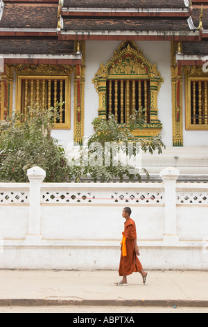 Moine marchant le long trottoir devant Royal Palace Museum Banque D'Images