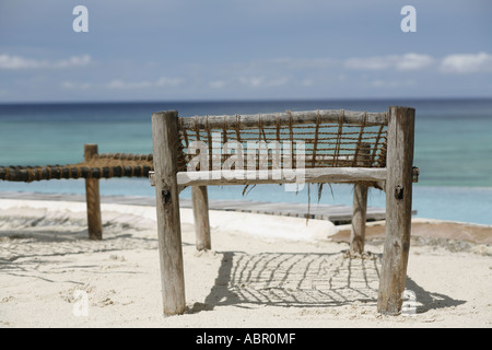 Chaise longue près de la piscine avec vue sur l'Océan Indien à la Shooting Star Inn à Zanzibar Banque D'Images