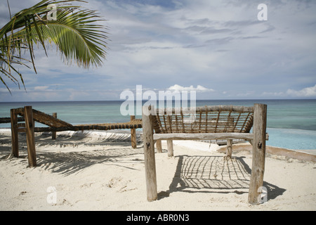 Chaise longue près de la piscine avec vue sur l'Océan Indien à la Shooting Star Inn à Zanzibar Banque D'Images