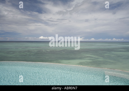 Donnant sur la piscine à débordement et l'Océan Indien à la Shooting Star Inn à Zanzibar Banque D'Images