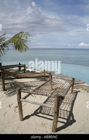 Chaise longue près de la piscine avec vue sur l'Océan Indien à la Shooting Star Inn à Zanzibar Banque D'Images