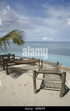 Chaise longue près de la piscine avec vue sur l'Océan Indien à l'étoile filante Inn sur Zanzibar. Banque D'Images