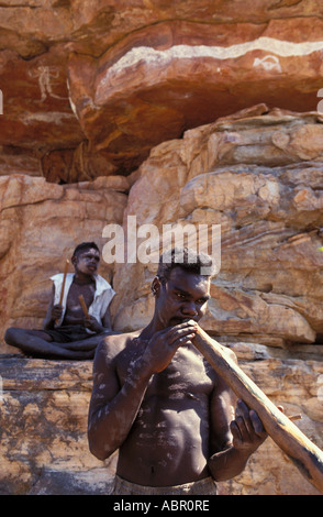 Les garçons autochtones jouer à Dukaladjarranj didgeridu et clapsticks ArnhemLand Banque D'Images