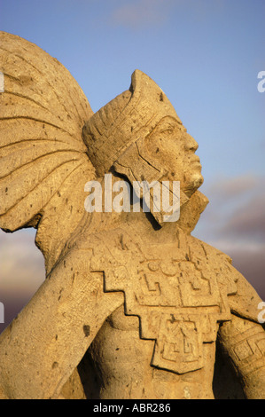 Une statue de Cuauhtemoc brille dans le coucher du soleil à Ensenada Baja California au Mexique Banque D'Images