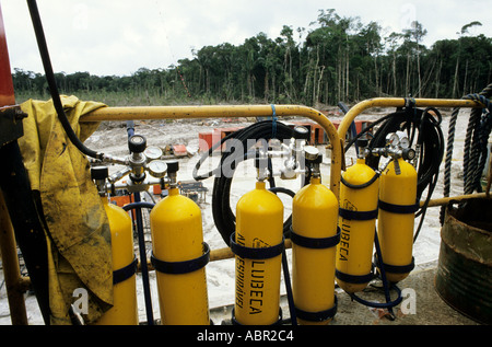 Caraoari, au Brésil. Site d'exploration du pétrole au milieu de la forêt amazonienne ; jaune bouteilles de gaz. Banque D'Images