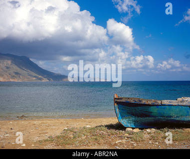 Bateau de pêche sur la plage de Maleme Kolimbari, ouest de la Crète, la Grèce, l'Europe. Photo par Willy Matheisl Banque D'Images
