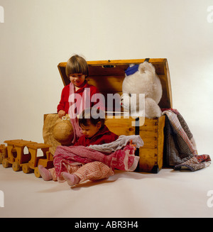 Deux enfants à jouer avec une grande boîte en bois. Photo par Willy Matheisl Banque D'Images